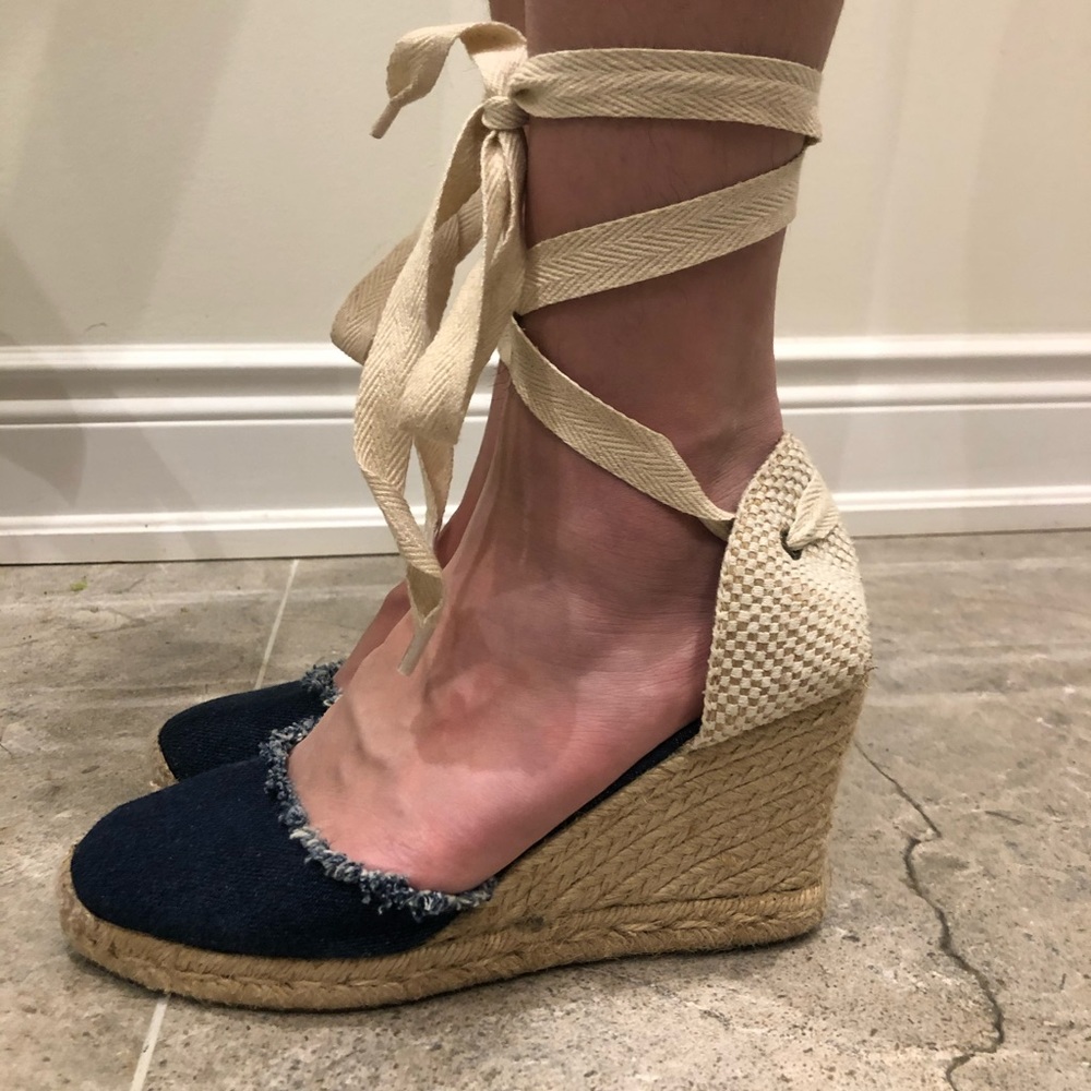 Selling these adorable denim soludos espadrille wedges. - Picture 2 of 4
